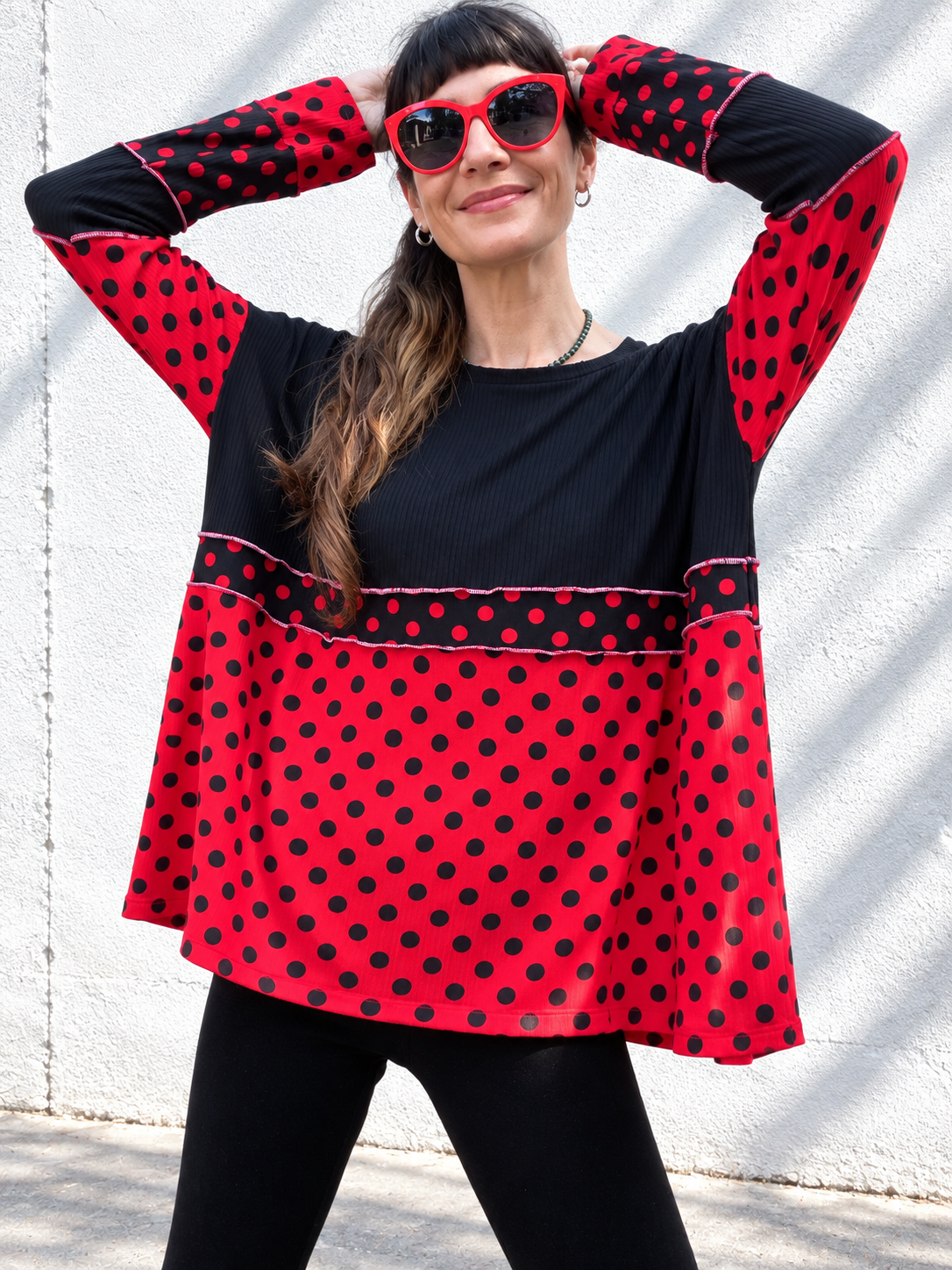Polera Multicromo manga larga red lunares black